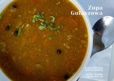 zupa-gulaszowa-restauracja-sowiagrapa-rzeczka-gorysowie